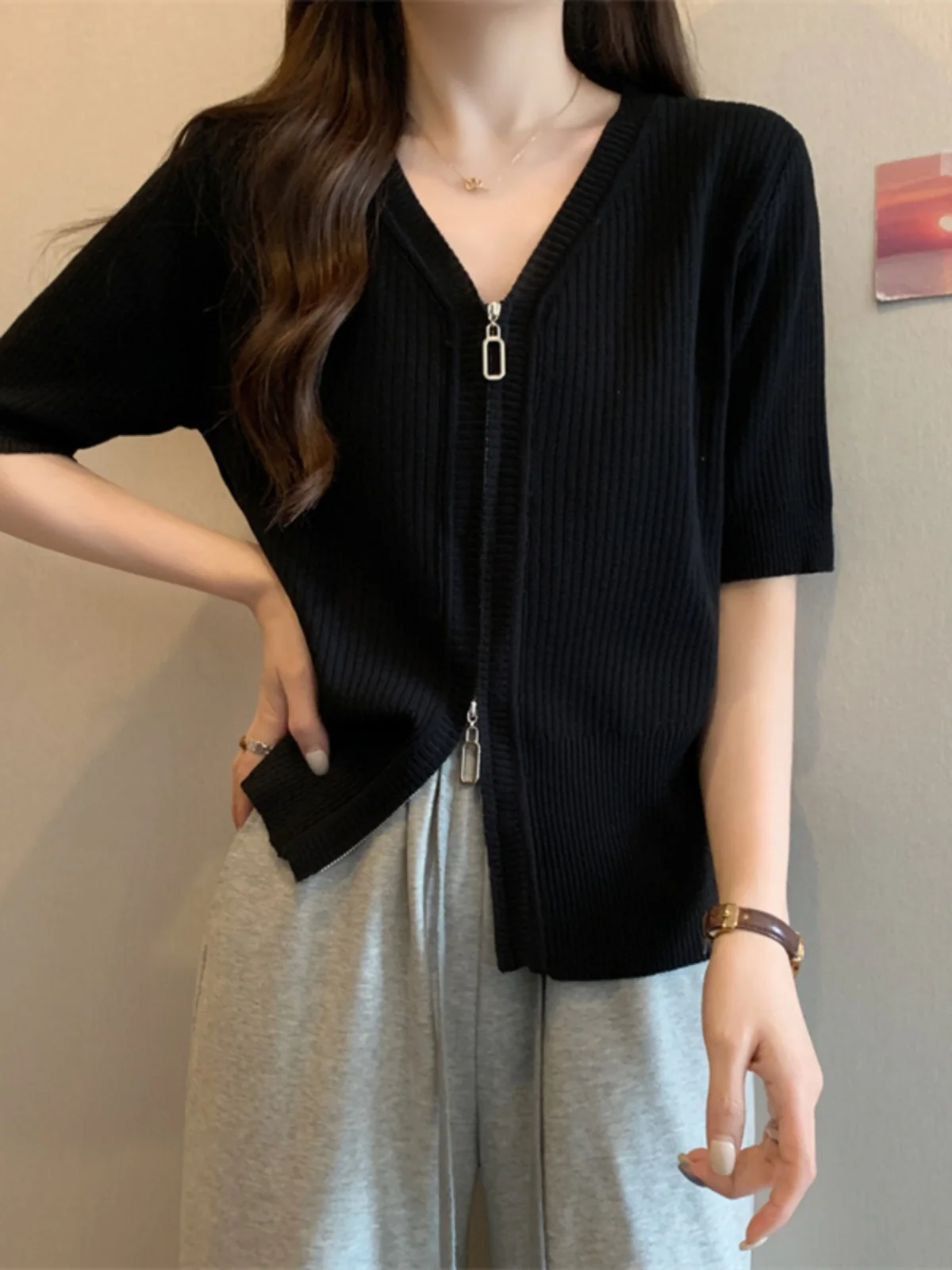 

Новинка 2026: Женская трикотажная футболка из ледяного шелка с коротким рукавом, больших размеров, приталенная, на молнии, с V-образным вырезом, для лета и повседневной носки, чистый шелк.