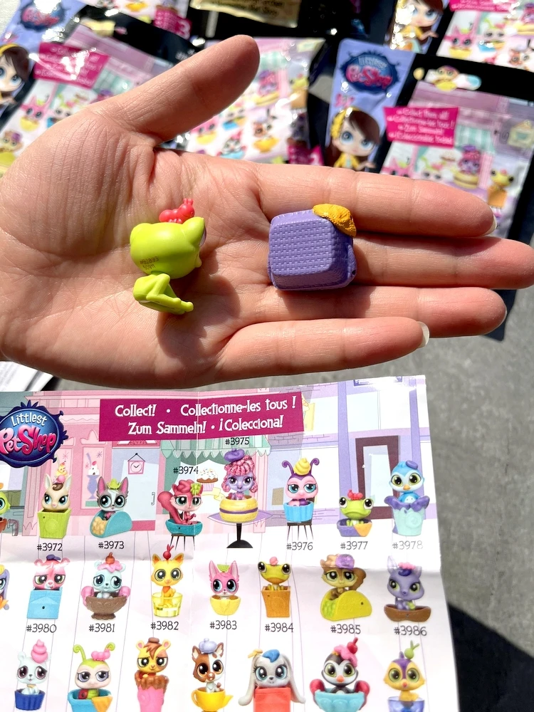 Hasbro Littleest Petshop-子供向けのミニアニメフィギュア、かわいい動物、猫と犬、モデルアクセサリー、ミステリーパック、サプライズボックス、ギフト