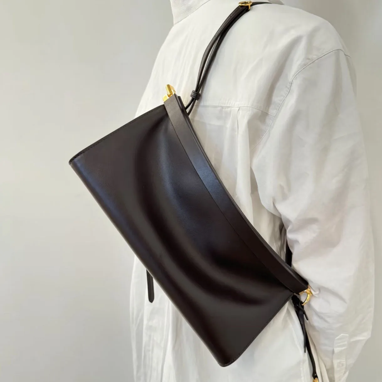 

Top layer cowhide underarm bag 2025 new niche design genuine leather vintage horizontal clip bag fashionable ladies shoulder bag