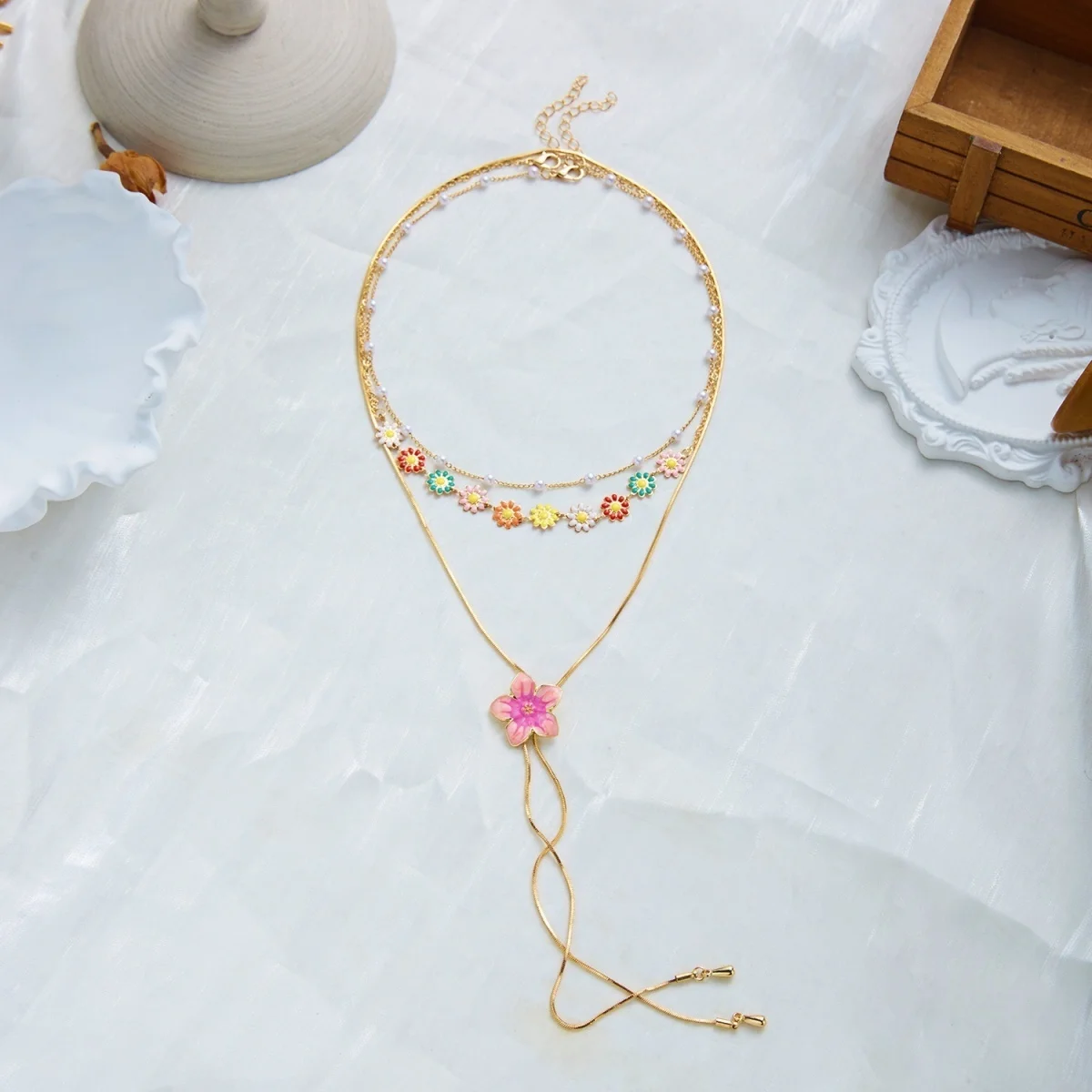 Süße, bunte Emaille-Halskette mit winzigen Gänseblümchen, Schlangenkette, Y-förmiger Quaste und simulierten Perlen für Damen, florales Choker-Schmuckstück – Detail 24