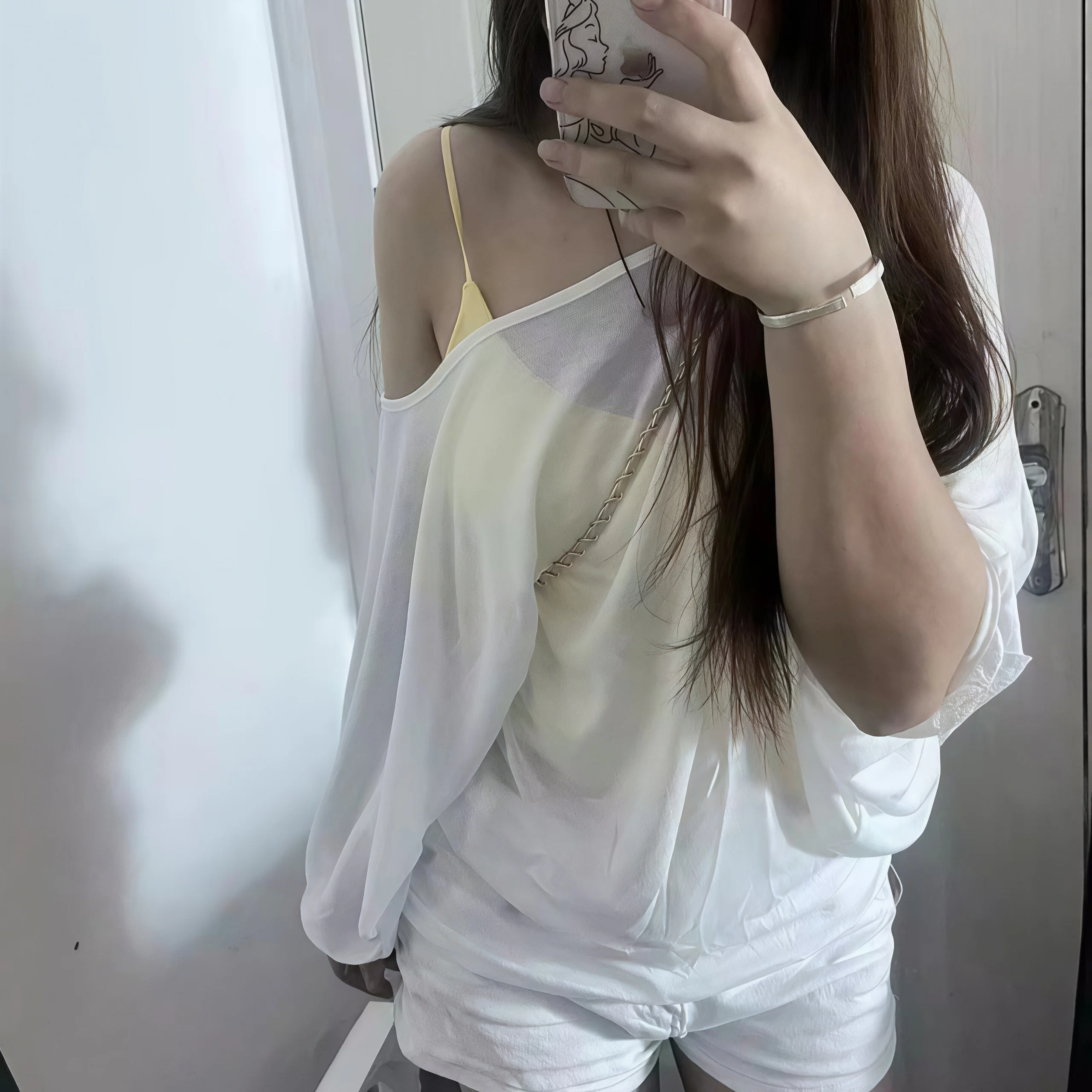 Damen Off-Shoulder Loses T-Shirt mit Dolman-Fledermausärmeln, Spitzenmanschette, transparentem Strick und schrägem Ausschnitt, lässiges Oversized-Oberteil für Damen. – Detail 2