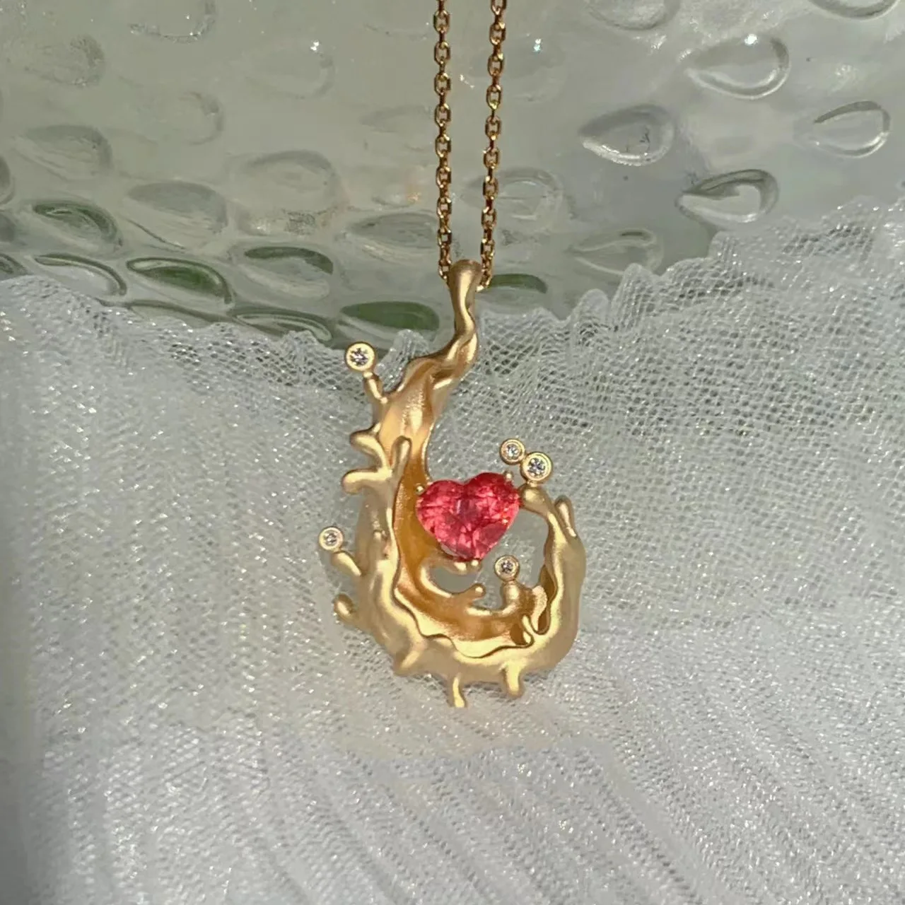 

Unique Design Sense Jewelry Liquid Flowing Heart Red Zircon Necklace Niche Design High-end Luxury Temperament Collarbone Chain