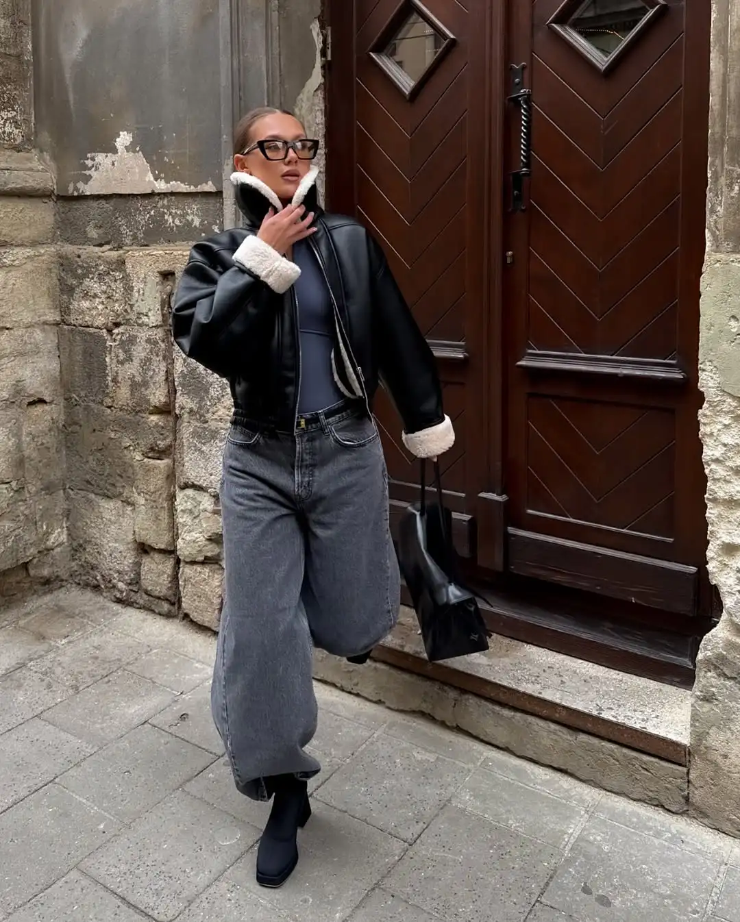 Giacca da donna in pelle con collo in pelliccia sintetica Moda nera con risvolto a contrasto Manica intera Giacche corte larghe 2025 Cappotto da strada invernale da donna