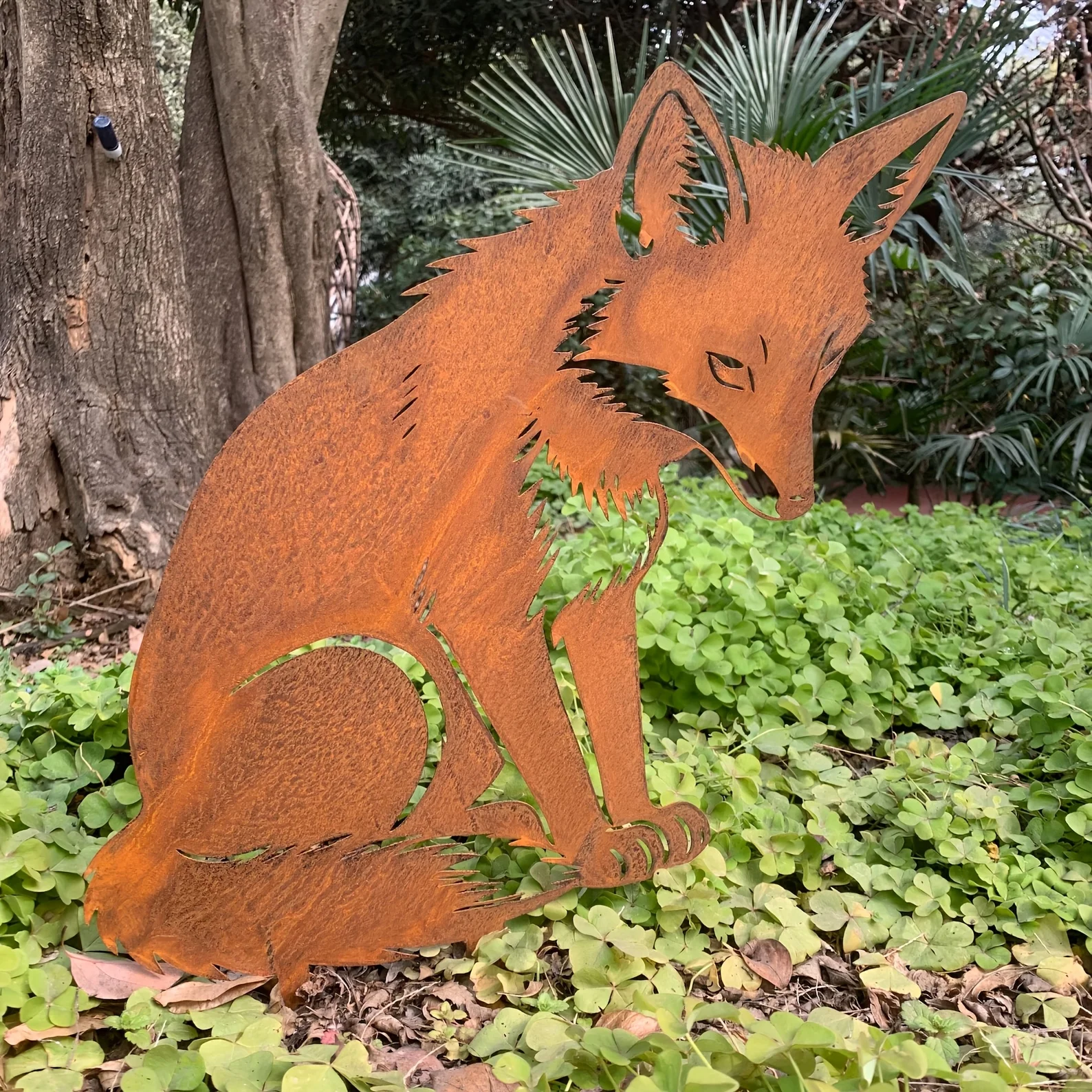 Rusty Meditation Fox Garden Ornament, Vintage Metal Rust-Colored Fox Statue Decoration, Rustic Yard Decoration