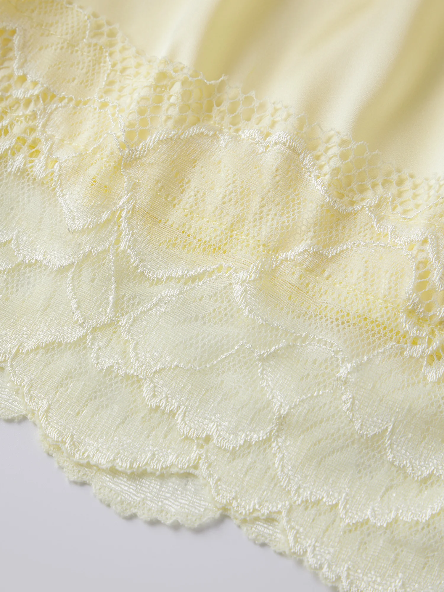 Damska satynowa mini spódniczka elegancka, jednolita, z koronkowym wykończeniem, idealna na imprezę, do pracy i na co dzień.