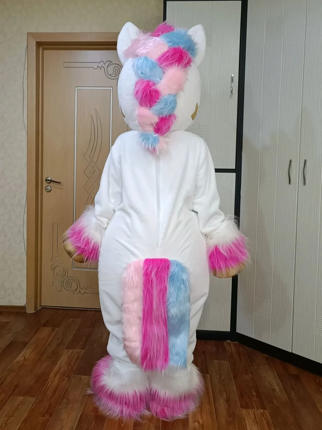 Bonito branco rosa unicórnio mascote traje dos desenhos animados arco-íris cavalo fantasia roupas cosplay festa ternos peludos para o carnaval de halloween