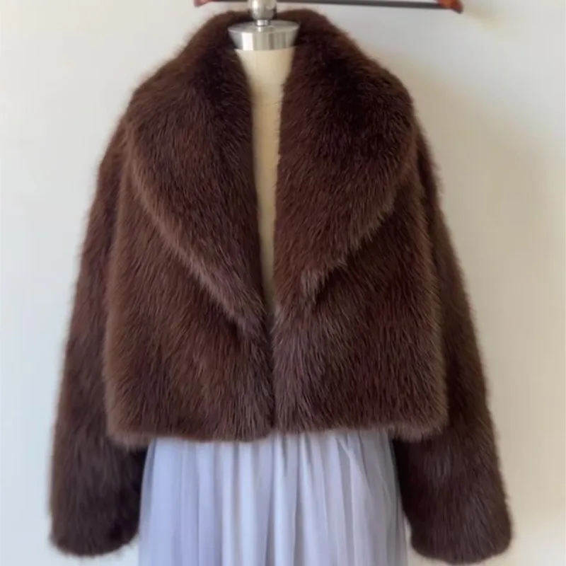 معطف فرو صناعي أوروبي وأمريكي على الموضة لعام 2025 معطف نسائي قصير من فرو الثعلب جديد للخريف والشتاء معطف سترة نسائي قطيفة