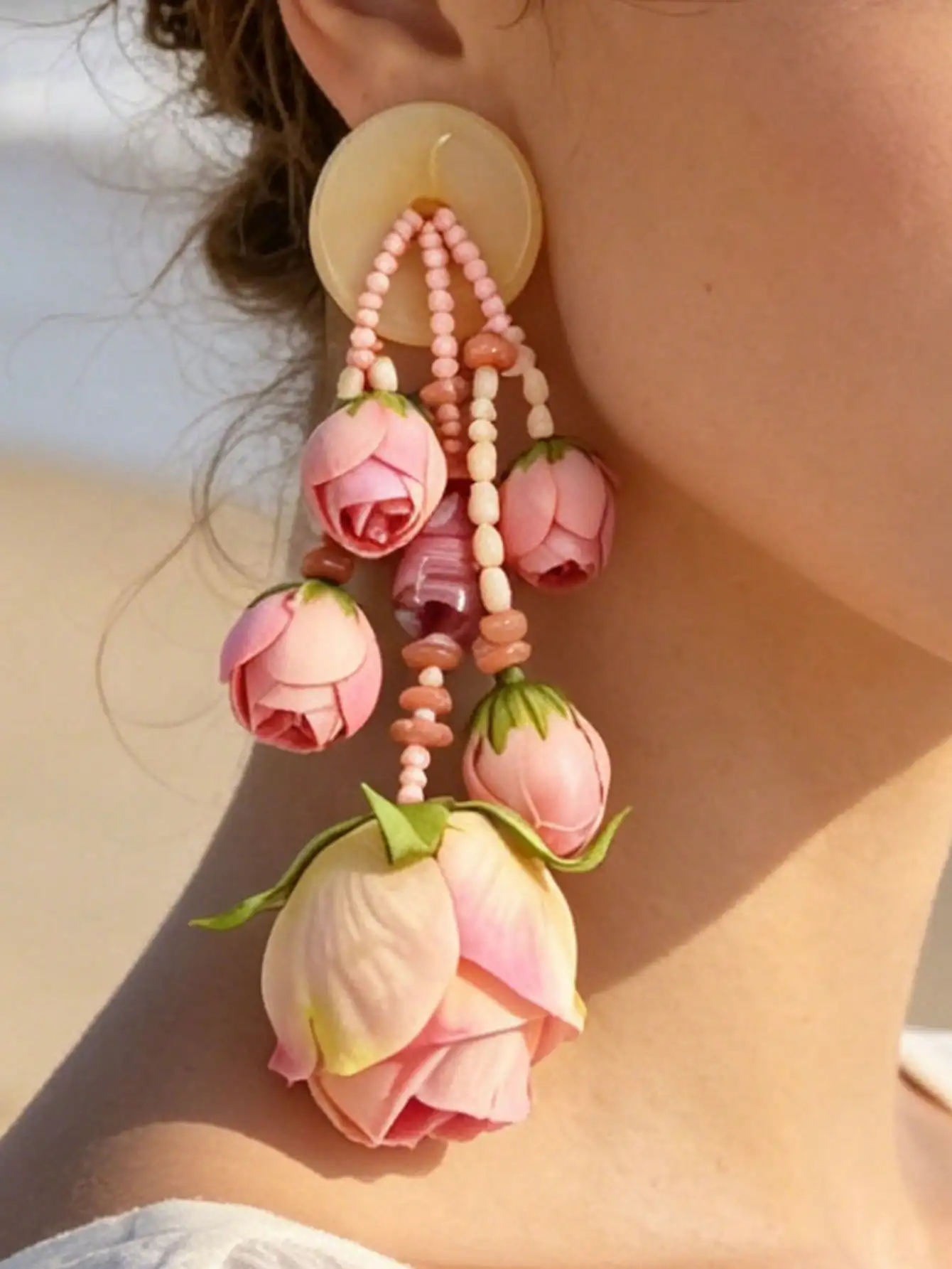 Romantische handgemachte Ohrringe mit rosa Rosenblütenquasten, mehrfarbigen rosa Perlen und kaskadenförmigen Harzanhängern für den Urlaub oder als Brautschmuck. – Detail 6
