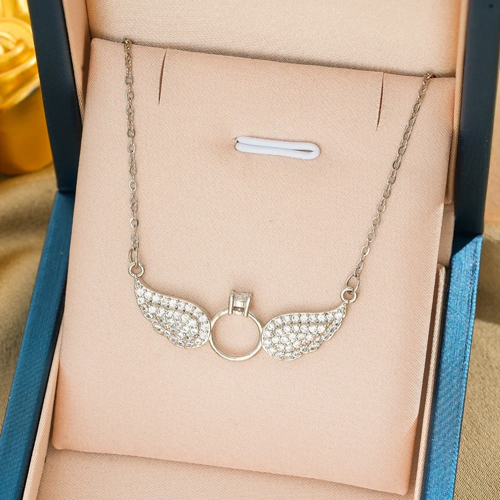 

This latest diamond-encrusted angel wing titanium steel necklace is an accessory for women's collarbone chains