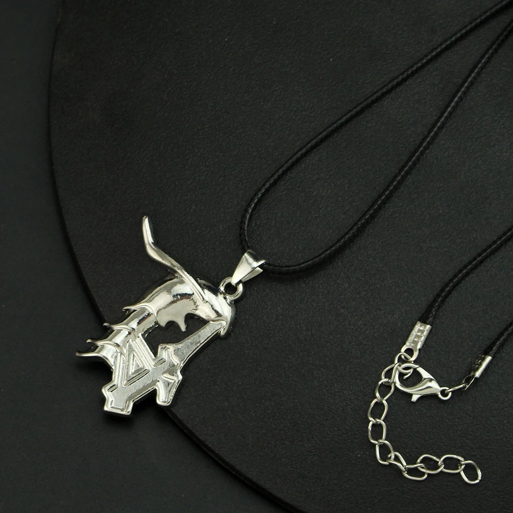 Anime Bleach Ulquiorra Cifer Mask Necklace Fashion Kurosaki Ichigo Broken Masks Pendant Metal Choker Necklace Fans Cosplay Gifts