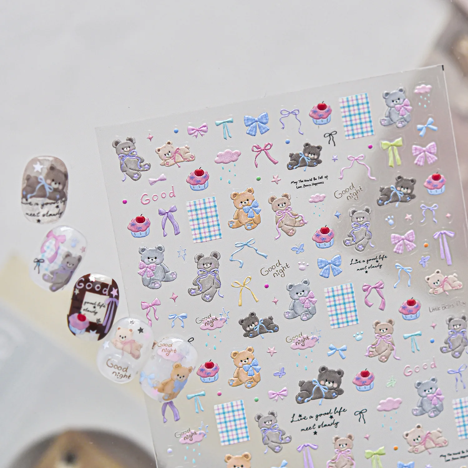Niedliche Schleifenbär 5D Nagelaufkleber Bunte Schleifen Kariertes Quadrat Cupcake Wolke Regentropfen Selbstklebende Nagelsticker Maniküre-Deko