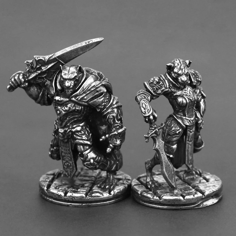 Figuras de acción de soldado guerrero tigre de Metal, producto terminado, piezas de juego de mesa, accesorios de adorno Interior de coche de escritorio