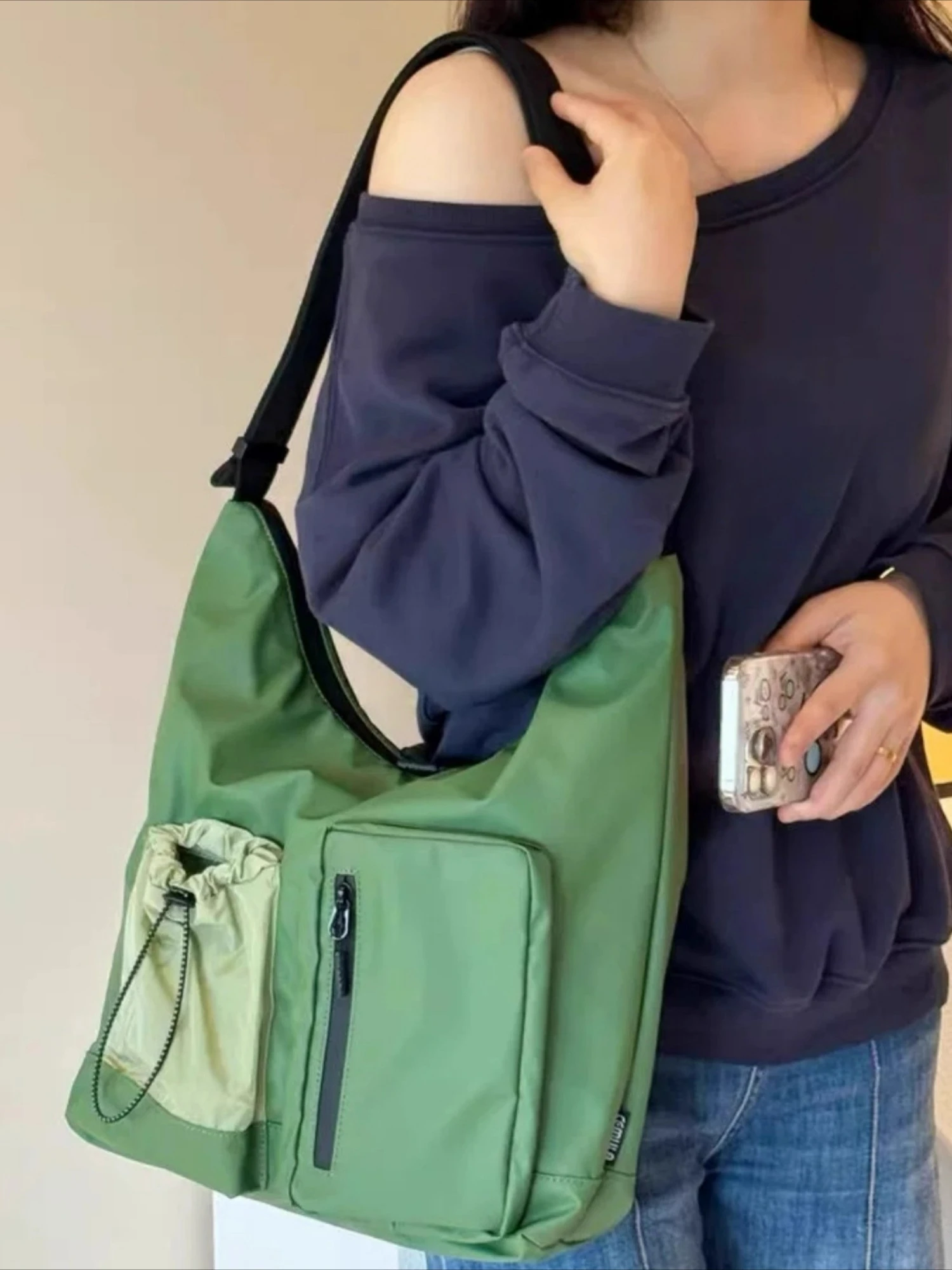 

2025 New Niche Design Multi Pocket Soutdoor Lightweight Bags Large Capacity Commuting Shoulder Crossbody Bag