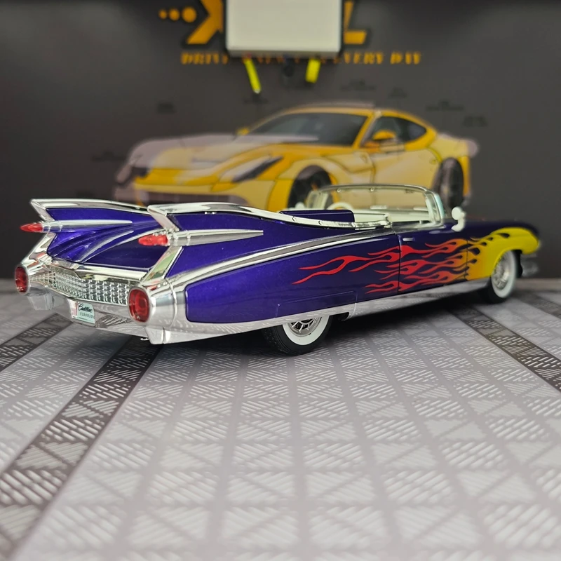 

Модель автомобиля Cadillac из сплава, масштаб 1:24, с открывающимися дверями, функцией поворота передних колес, звуковыми и световыми эффектами.