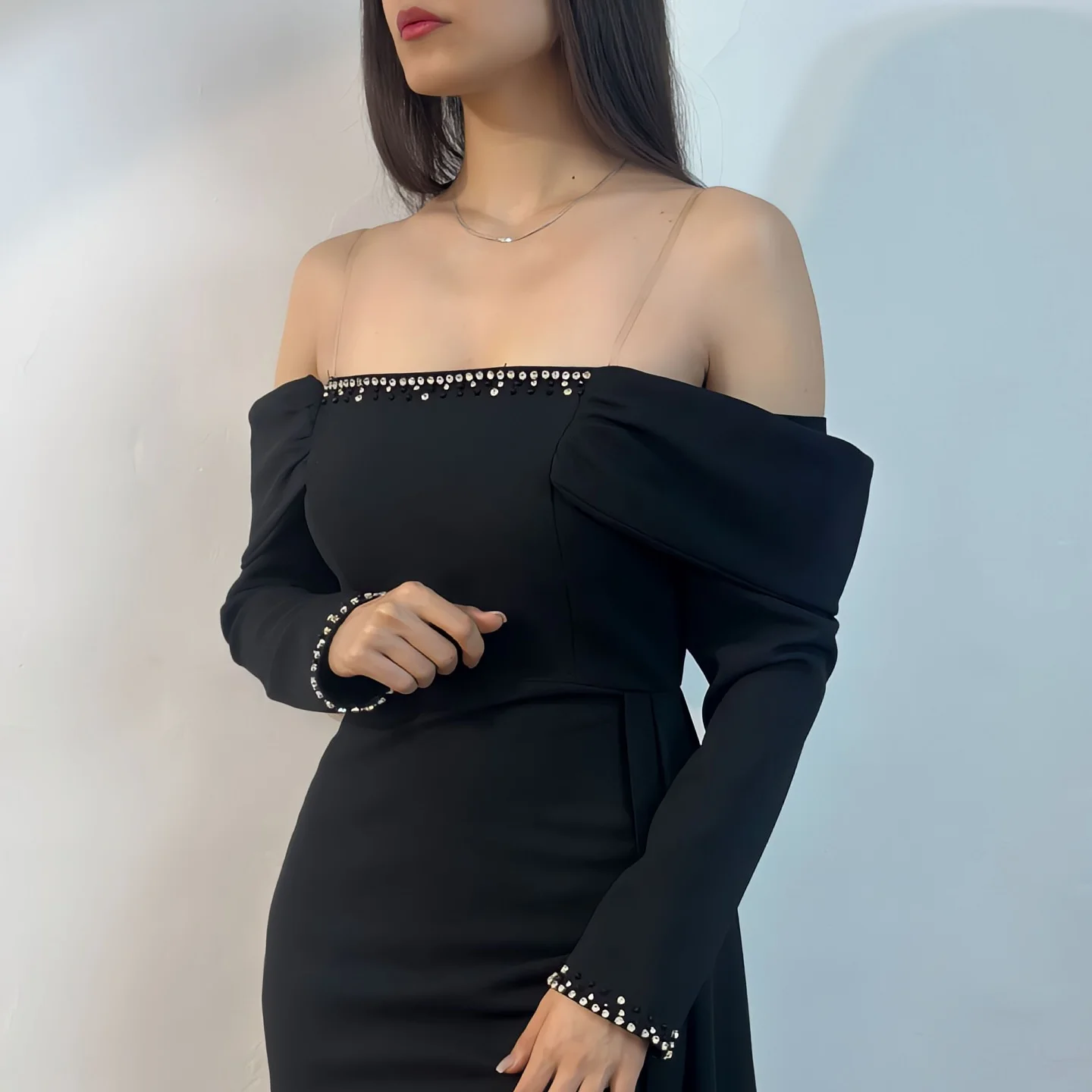 فستان سهرة أسود براقة من Jirocum بدون أكتاف وأكمام طويلة من حجر الراين بفتحة عالية مع ذيل فستان رسمي للحفلات