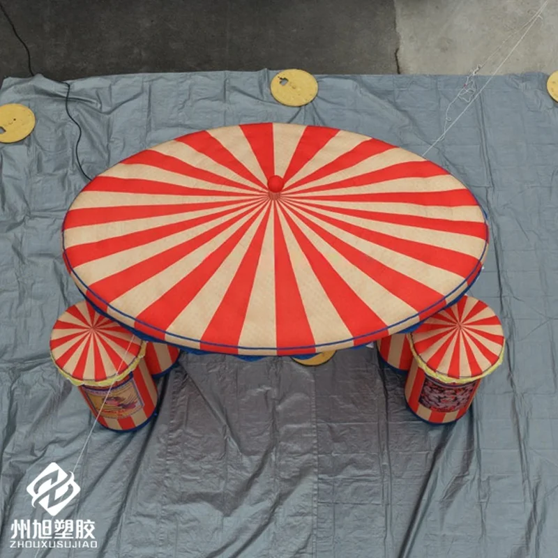 Ein riesiger aufblasbarer Zirkusbogen, ausgestattet mit einem Gebläse, als Dekoartikel für Zirkusaufführungen im Freien