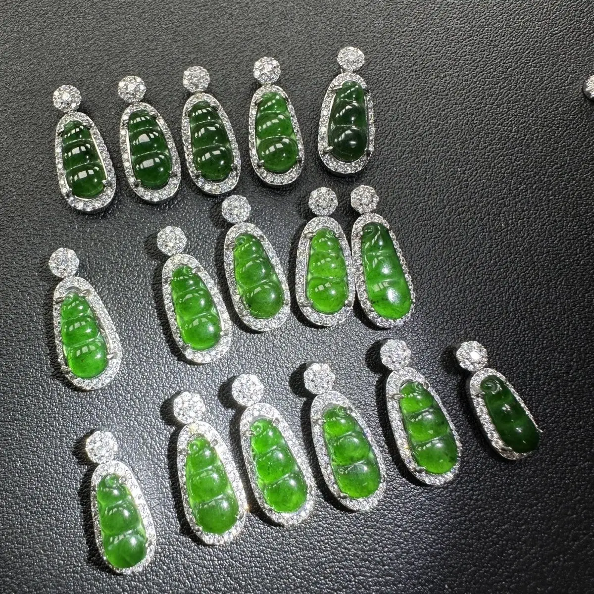 Jade natural yang mung bean pendant (diversity is selected for delivery), one shot and one shot.