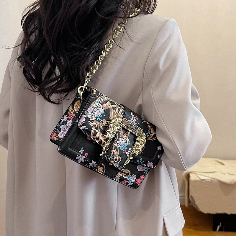 حقيبة كروس فاخرة مستوحاة من الطراز العتيق، لهجات معدنية مزخرفة وخياطة دقيقة مناسبة لمختلف المناسبات