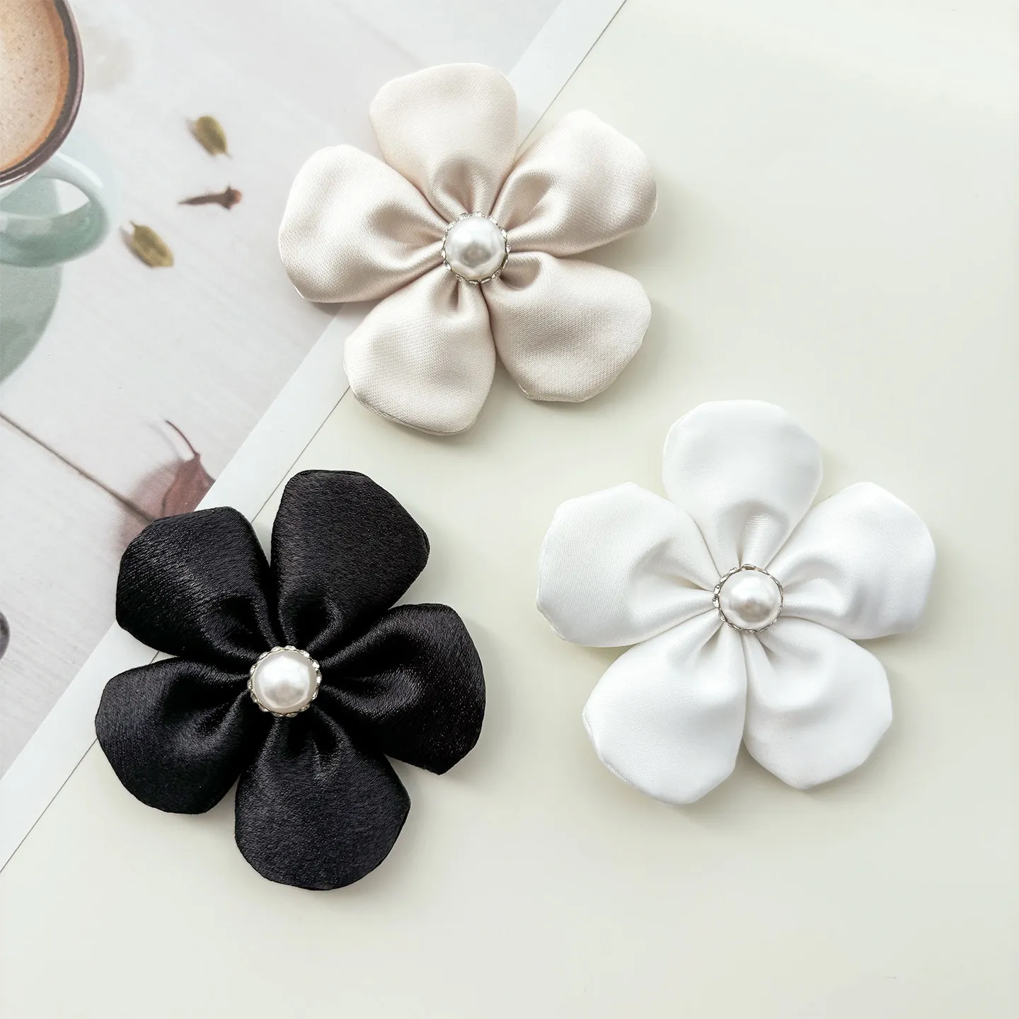 Chinese Style Elegant 3d Fabric Flower Brooch Faux Pearl Center Lucky Chic Pin For Sweater Blazer Dress Clothing Accessory Gift
