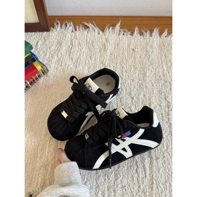 Chaussures de sport rétro en daim marron-blanc pour femmes, baskets décontractées à lacets, semelle souple, chaussures plates vintage pour la marche quotidienne.