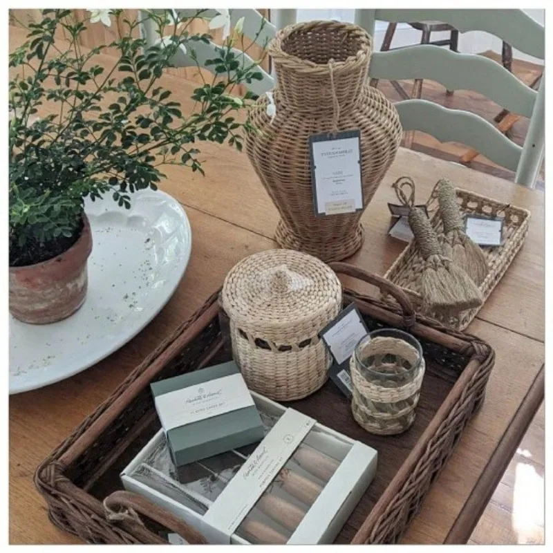 천연 소재 트레이 - 천연 소재의 트레이는 욕실 장식과 쉽게 어울리며 예술적인 분위기를 더해줍니다.