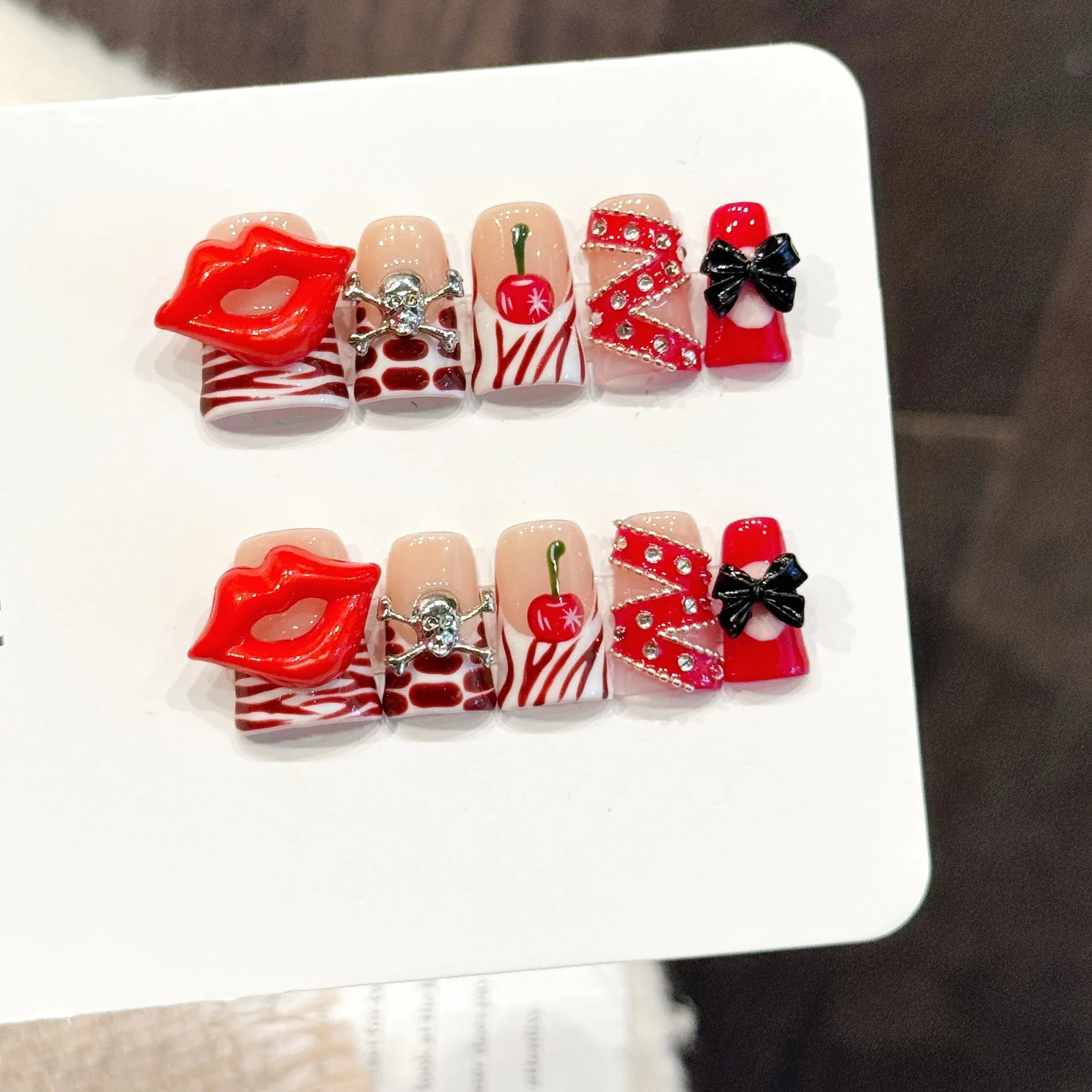 10 szt. Pikantne Czerwone Paznokcie Sztuczne w Kształcie Ust z Czarnymi Kokardkami, Metalową Czaszką, Sztuczne Paznokcie w Stylu Francuskim, Ręcznie Robione Paznokcie Typu Dziobak