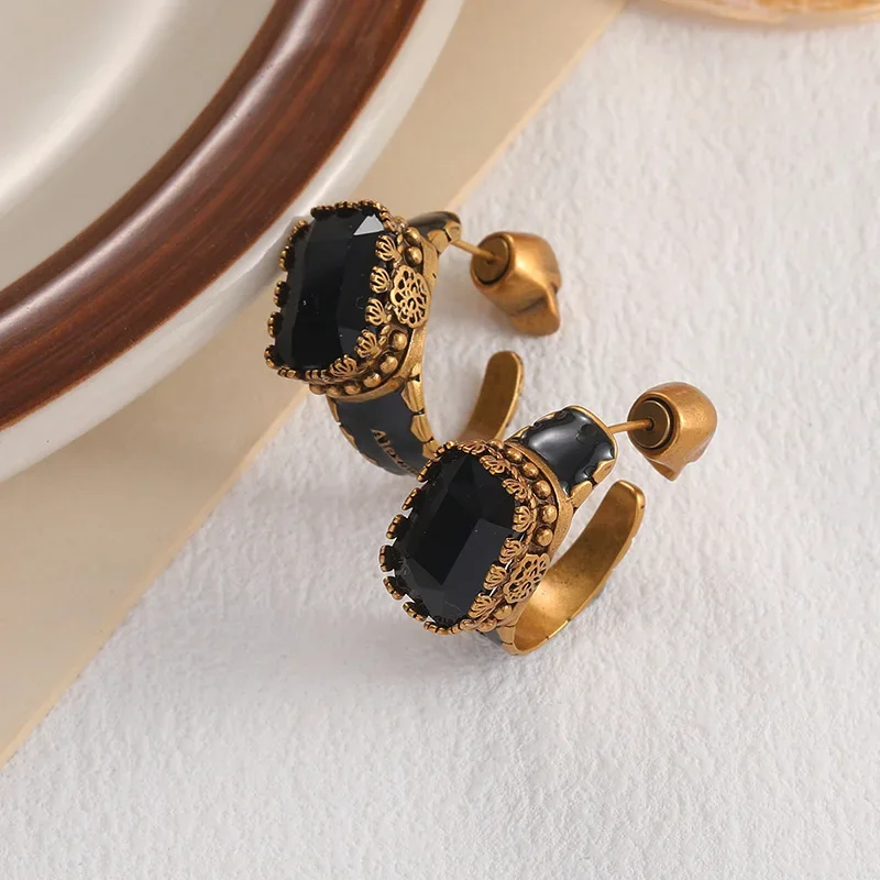 2023 NEW Europe and The United States Retro Earring Female Light Luxury Senior Sense Personality To Do Old Skull Stud Earrings