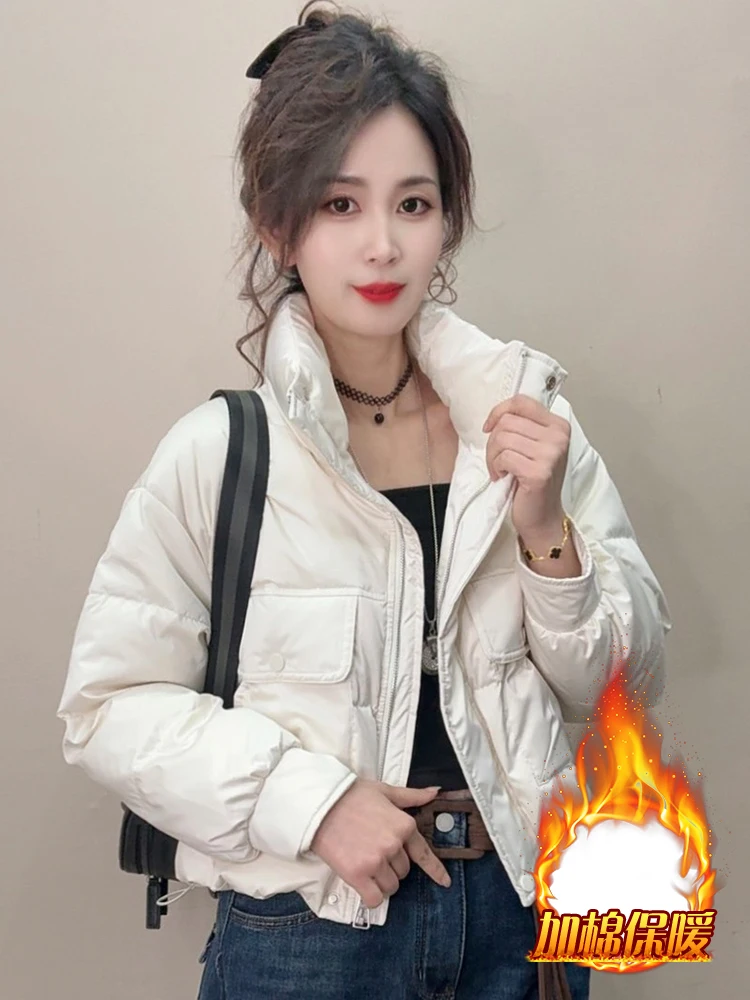 

Стильная короткая утепленная хлопковая куртка для женщин, новинка зимнего сезона, пуховик в корейском стиле, свободный крой, однотонная.