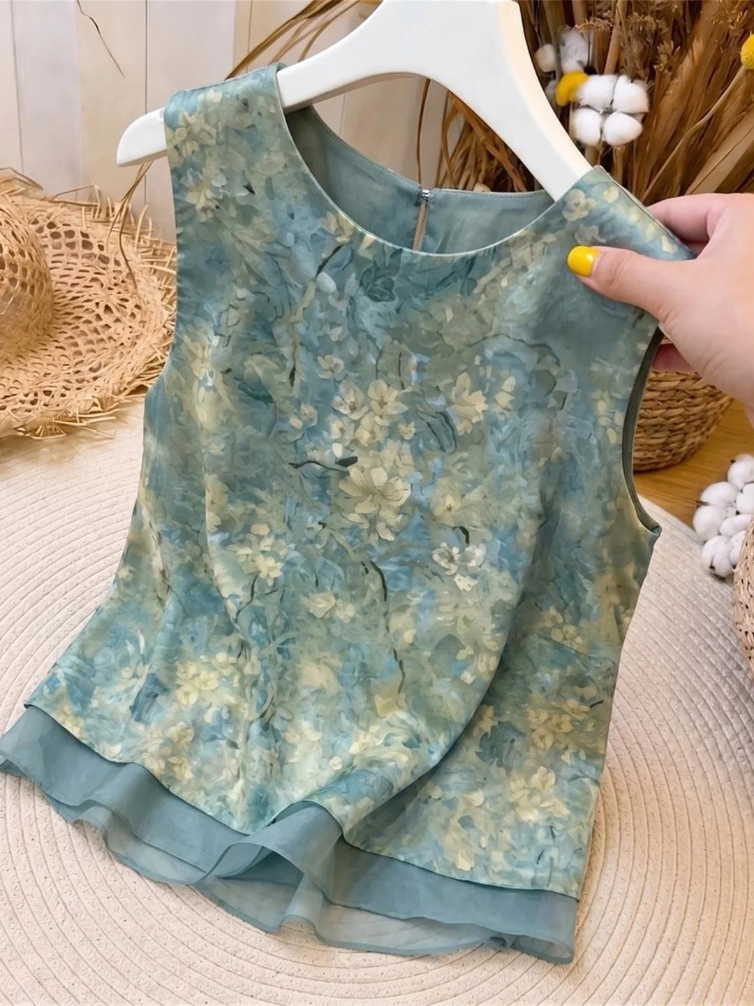 Fashionable Sleeveless round Neck Vest Summer 2026 Light Maturity Style Age Reduction Trend Design Versatile Stylish Top for ...