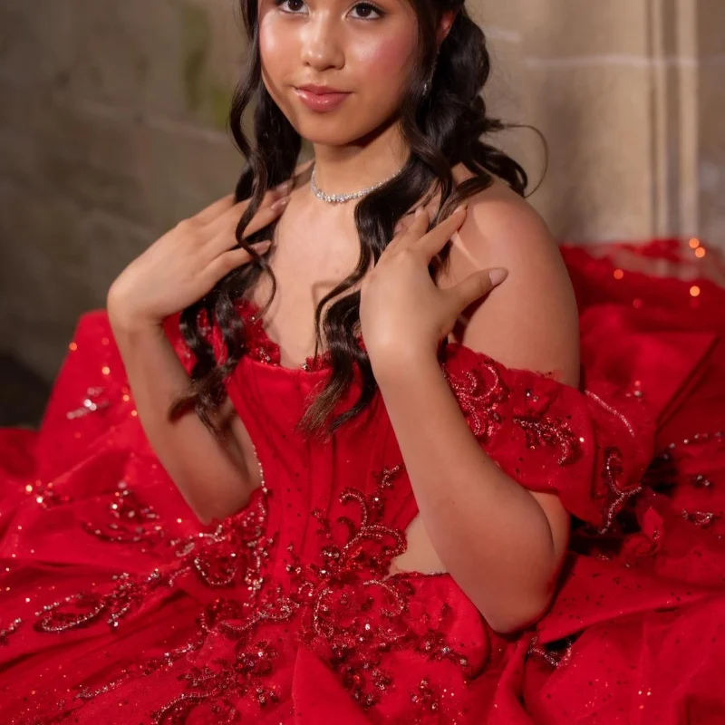 

Блестящее красное платье для Quinceanera с открытыми плечами, украшенное блестками и кристаллами, с многослойной аппликацией, длинным шлейфом и бантом, платье для 15-летия. ﻿ Индивидуальный заказ