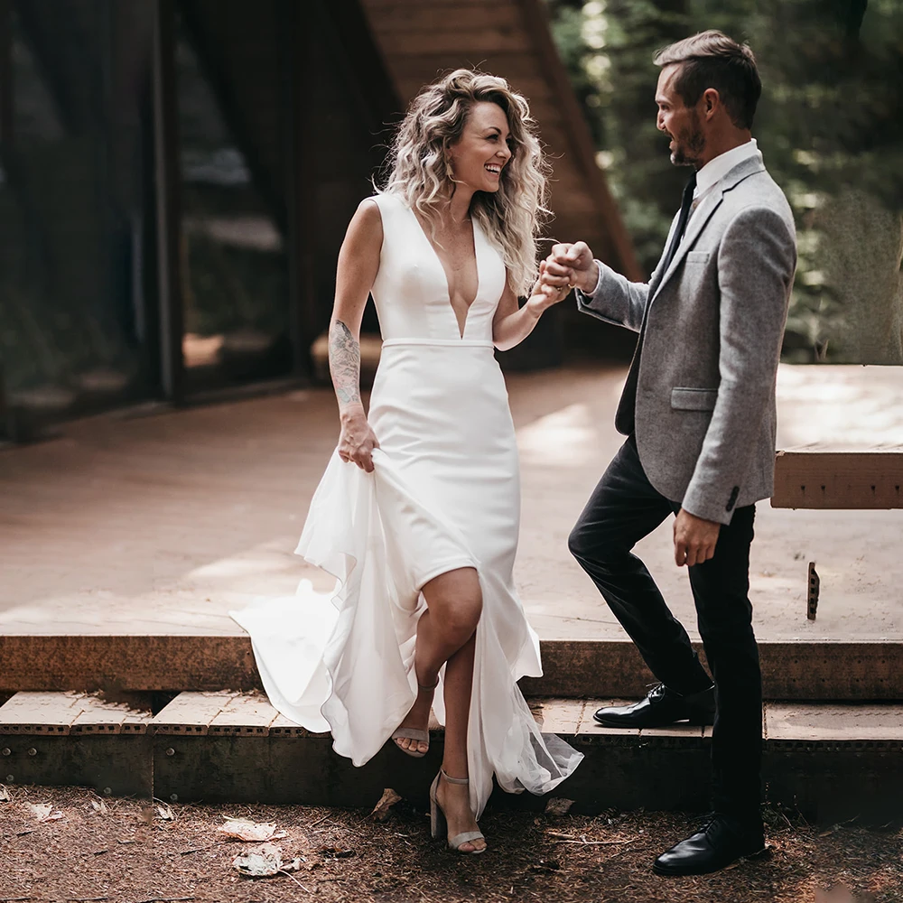 Vestidos de novia largos sin mangas con cuello en V, vestidos de novia hechos a medida, crepé suave, abertura frontal Simple, blanco roto, ajustados, espalda abierta