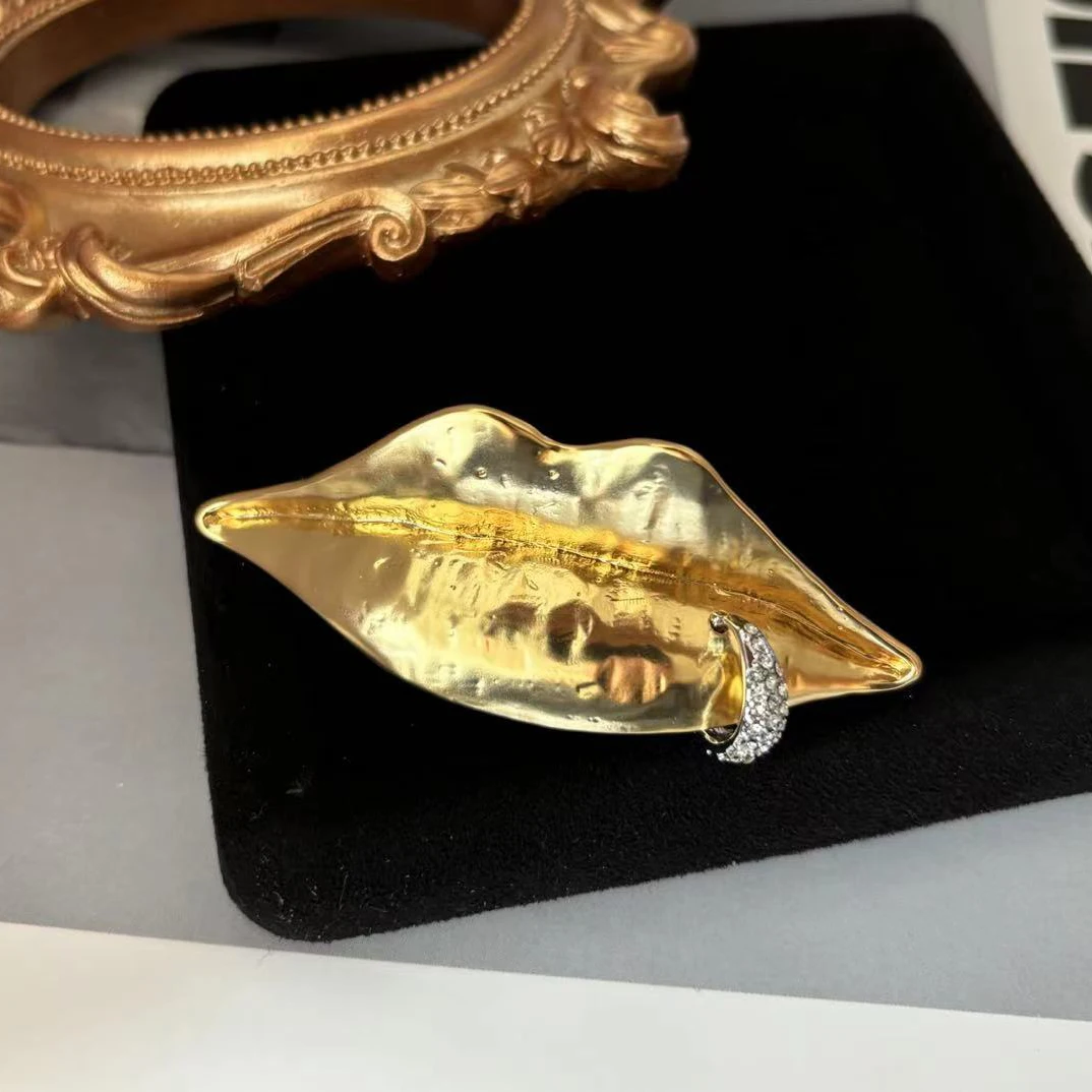 

Fashion Crystal 24K Gold Plated Brass Lips Ring Earring Woman Designer Luxury Jewelry Trend