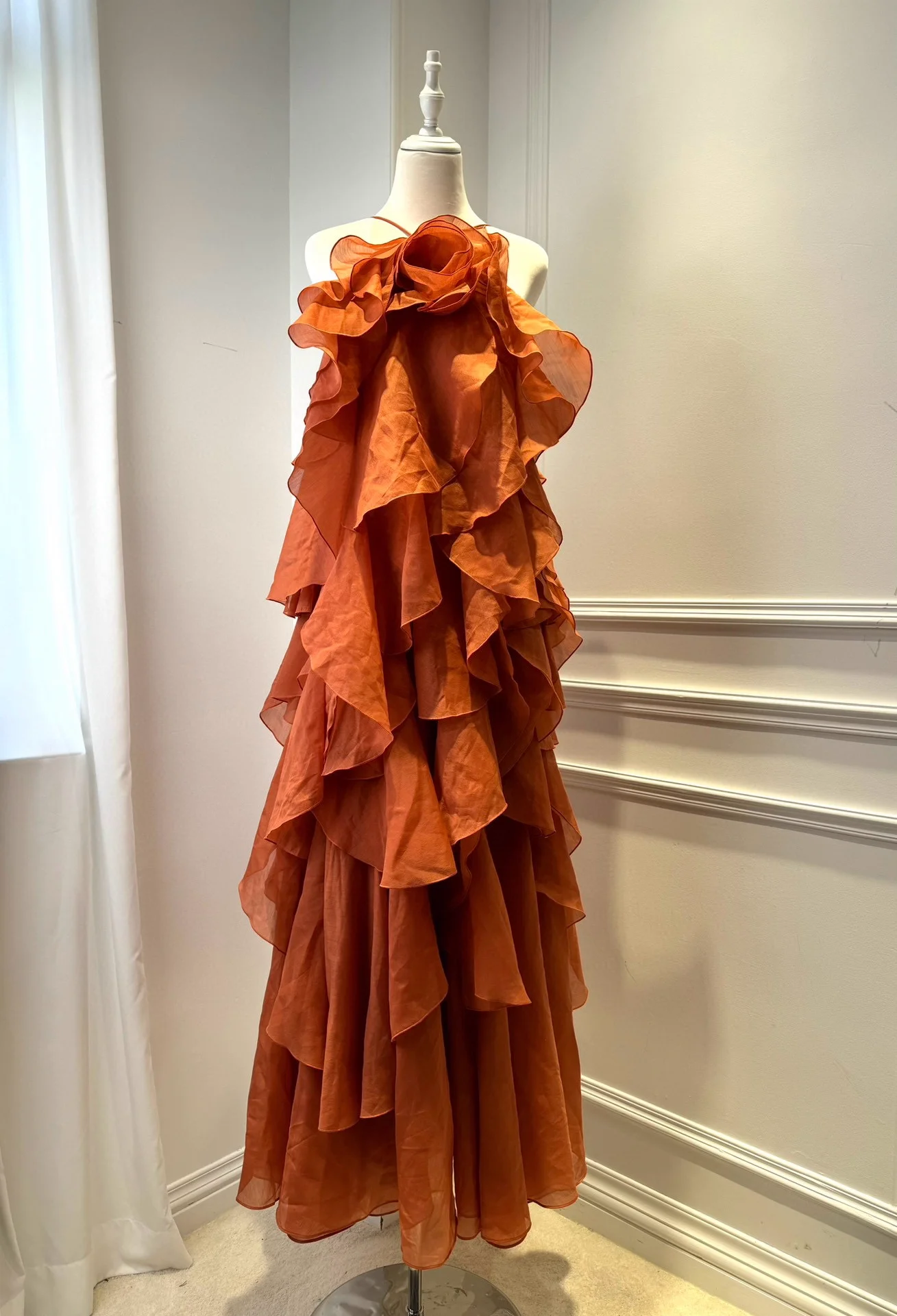 Vestido maxi branco feminino com decoração de flores 3D, babados em camadas, gola halter, sem mangas, elegante, robe feminino