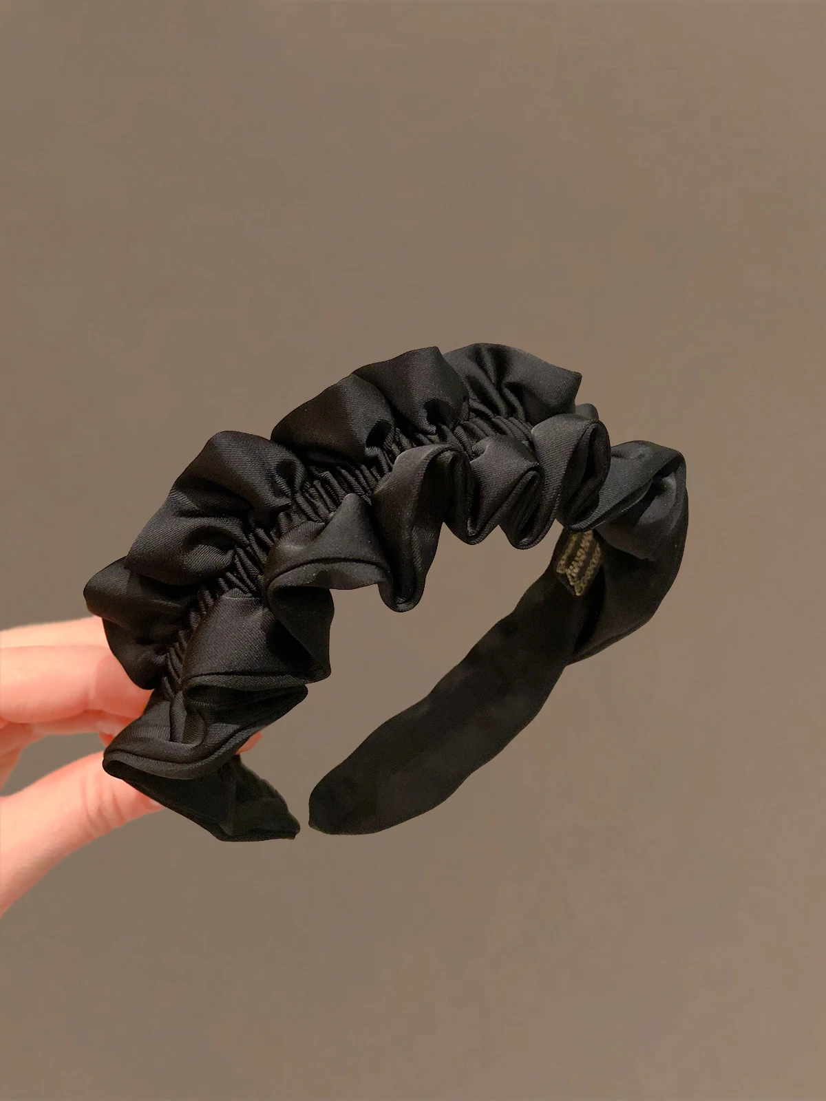 faixa-de-cabelo-elegante-em-tecido-preto-com-borda-de-madeira-acessorio-de-cabelo-versatil-e-moderno-para-mulheres
