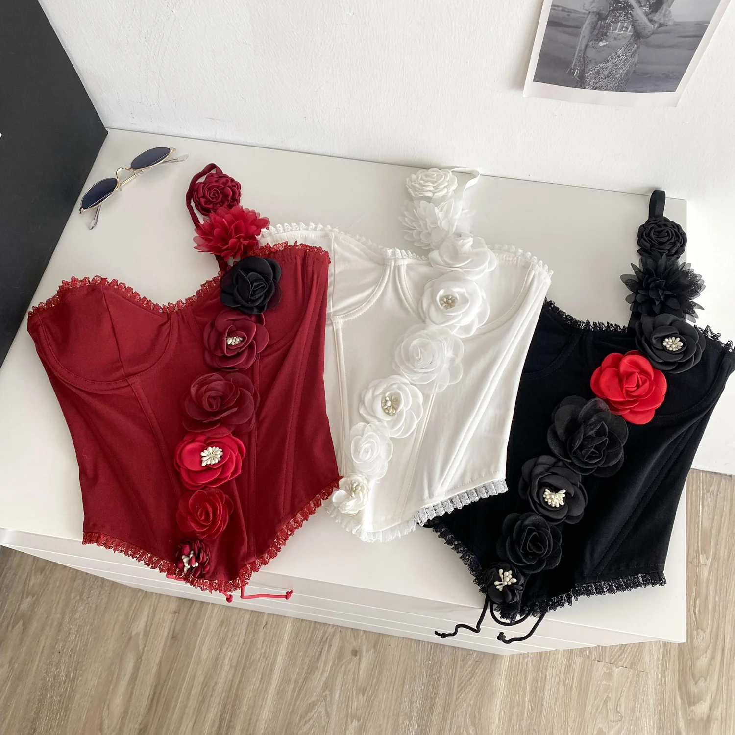 

Clothland женский сексуальный укороченный топ с цветочным принтом на одной бретельке со шнуровкой сзади без рукавов нерегулярная блузка рубашка женские шикарные топы на бретельках WA383