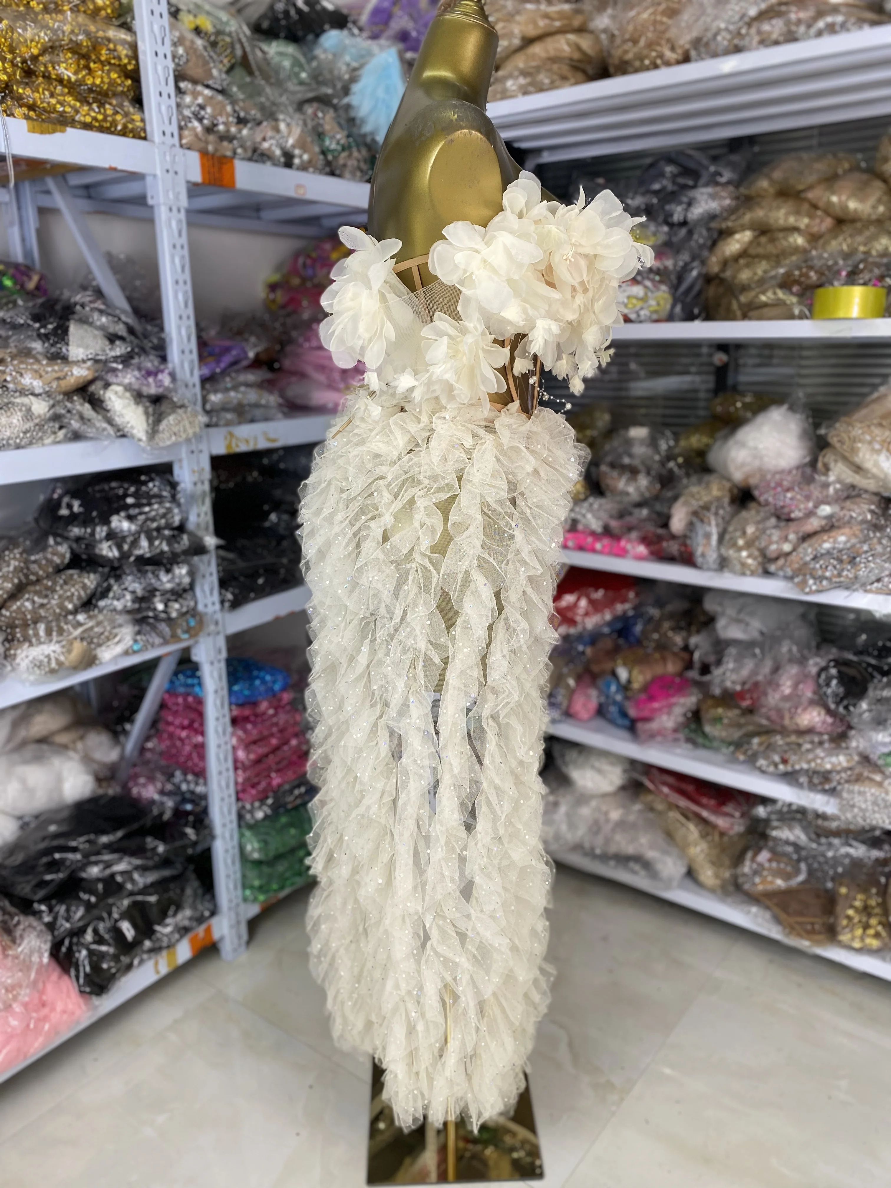 ชุดออกงานกลางคืนสำหรับผู้หญิง เสื้อครอปเปิดไหล่ประดับดอกไม้ พร้อมกระโปรงผ่าข้างแบบอสมมาตร ชุดเซ็ต 2 ชิ้น สำหรับถ่ายรูปวันเกิด