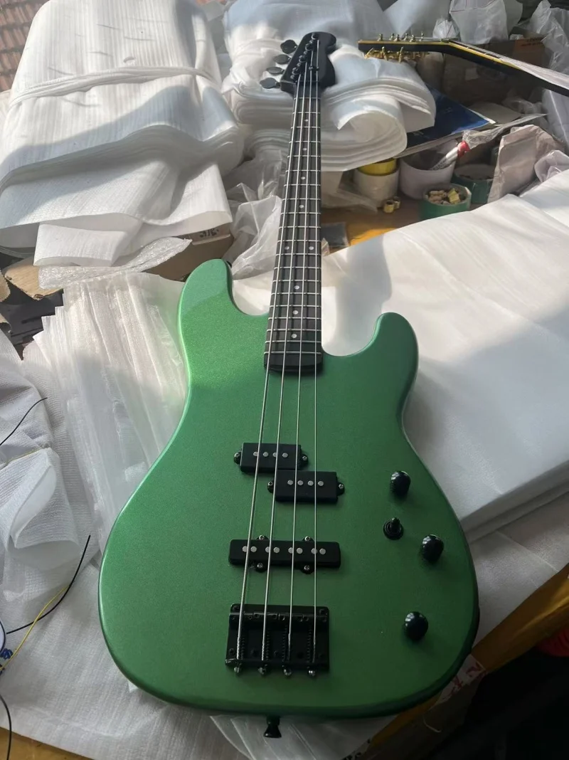 

High quality 4-string electric bass，Rosewood fingerboard，Black neck, silver pink green body，Black hardware, free delivery