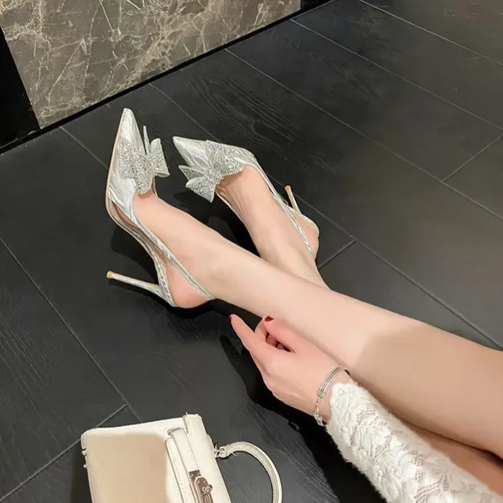 Sandalias brillantes con tachuelas de diamantes para mujer, zapatos de tacón alto con punta estrecha, zapatos de boda de Color champán, novedad de verano 2025