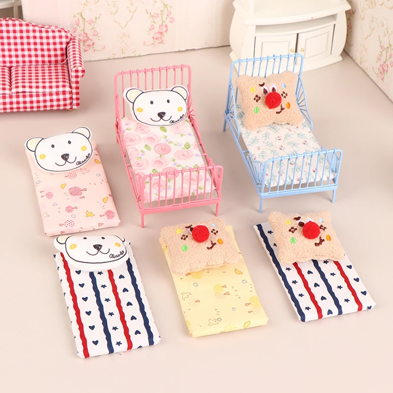 Casa de muñecas en miniatura, cama europea de hierro con colchón, oso, almohada, muebles, decoración de dormitorio, juguetes, accesorios de casa de muñecas, 1 Juego, 1:12