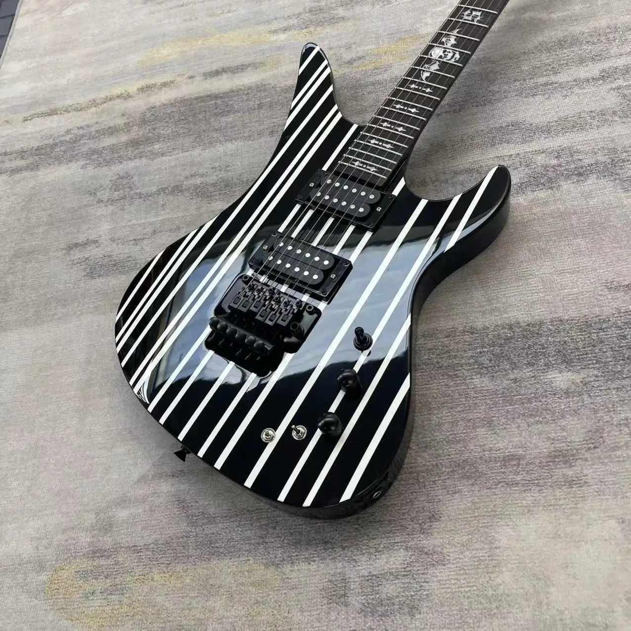 Alien 6-string integrated electric guitar, black body with white stripes, high gloss, rose wood fingerboard, maple wood track, o