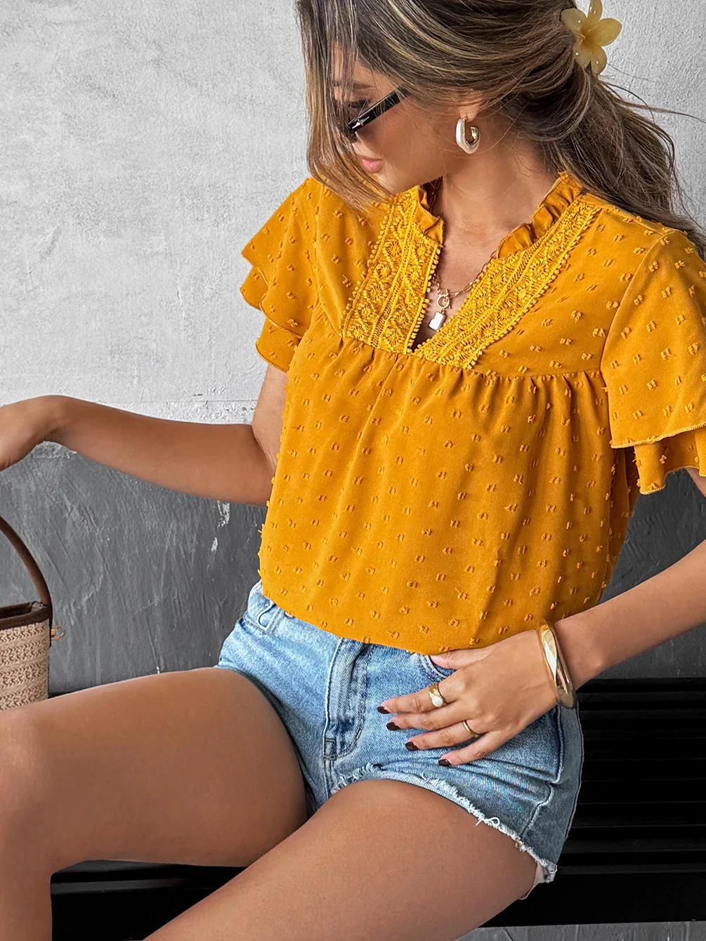 قميص أنيق للعطلات بفتحة رقبة عميقة على شكل حرف V، بأكمام قصيرة وقصة مستقيمة، مناسب للتنقل اليومي، مصنوع من ألياف البوليستر، ل...