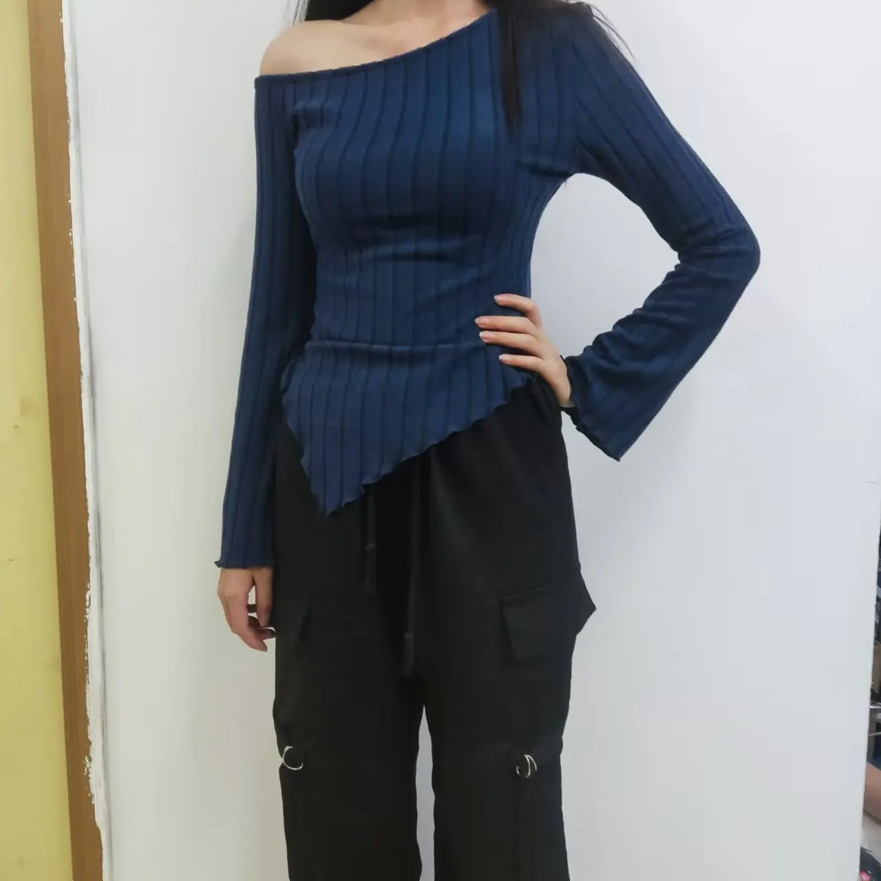 Damen Einfarbiges Schulterfreies Langarm-Shirt mit Asymmetrischem Schnitt, Elegantes Casual Street-Style Top mit Trompetenärmeln – Detail 13
