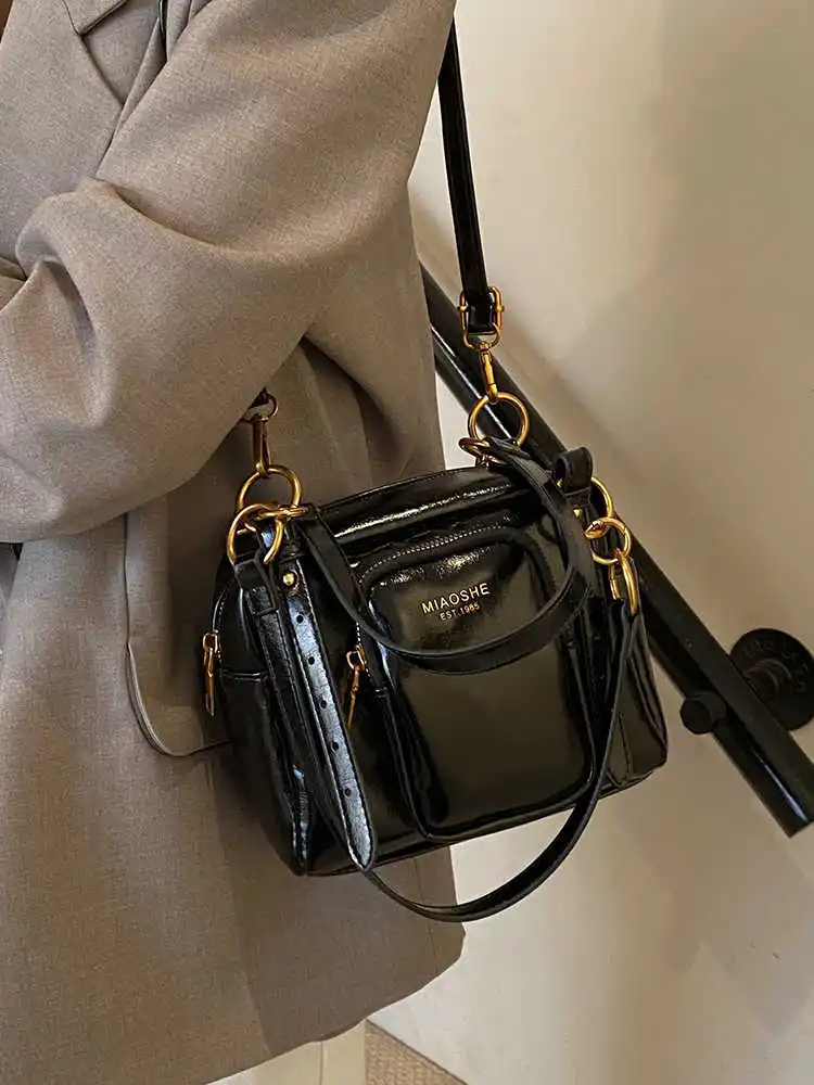حقيبة كروس متعددة الاستخدامات بتصميم عصري جديد للنساء لربيع وصيف نمط غير رسمي تحت الإبط حقيبة صغيرة مربعة من جلد البولي يوريثان متينة باللون الأسود