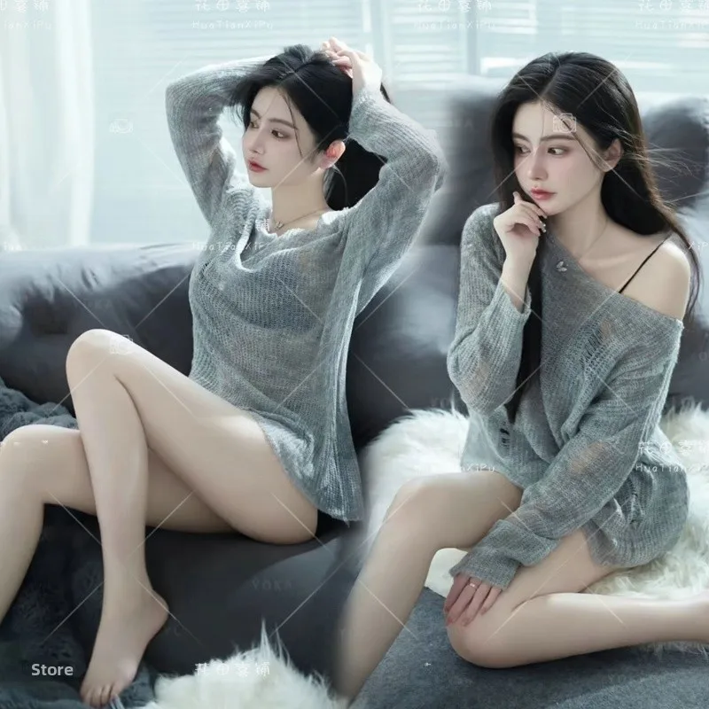 

Laid-back Studio Photography Sweater Artistic Private Home Portrait Young Women Style Fashionable Stage Costume