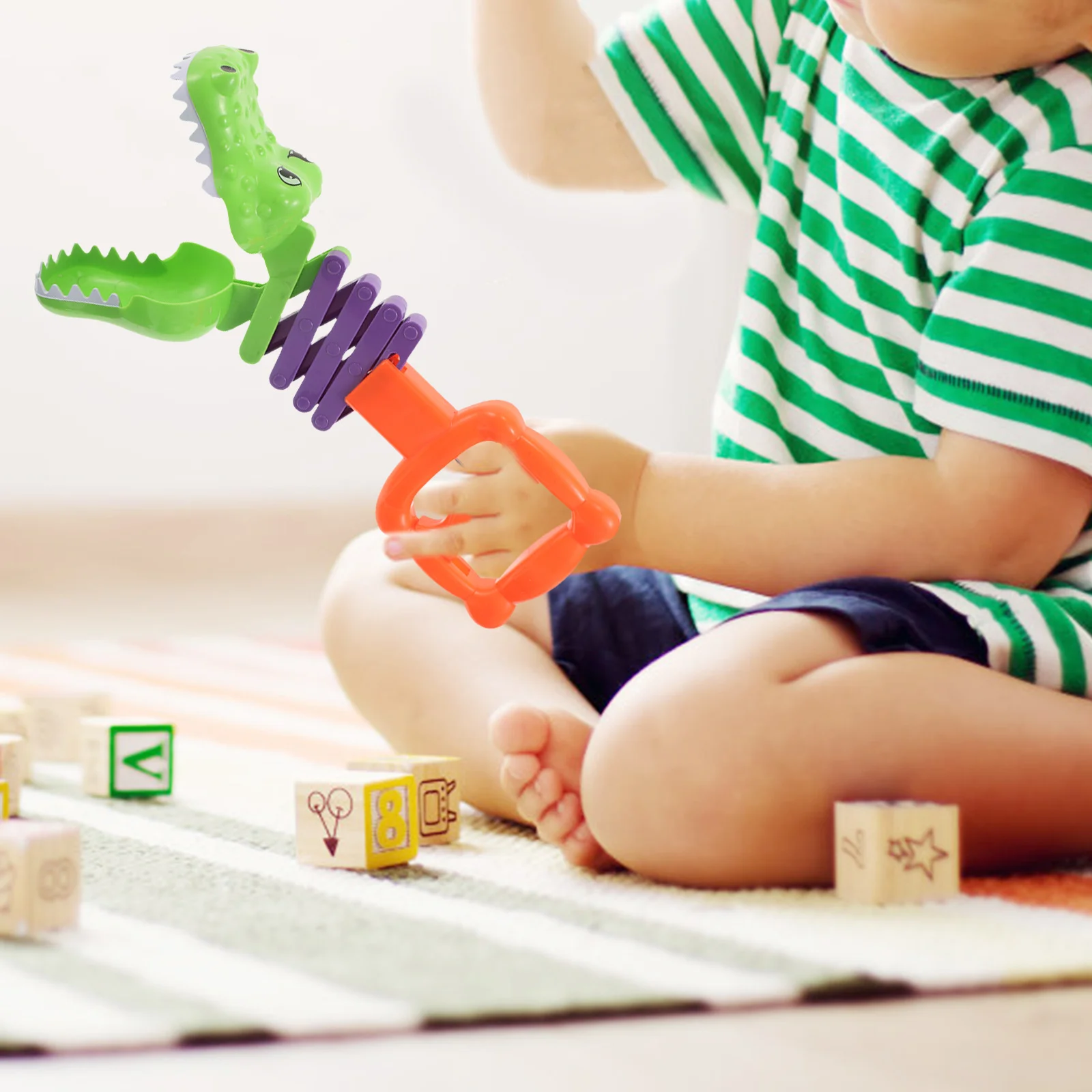 

Grabber Mechanical Hand Retractable Alligator Head Claw Shooter Interactive Spring Claw Reacher for Halloween Birthday Party