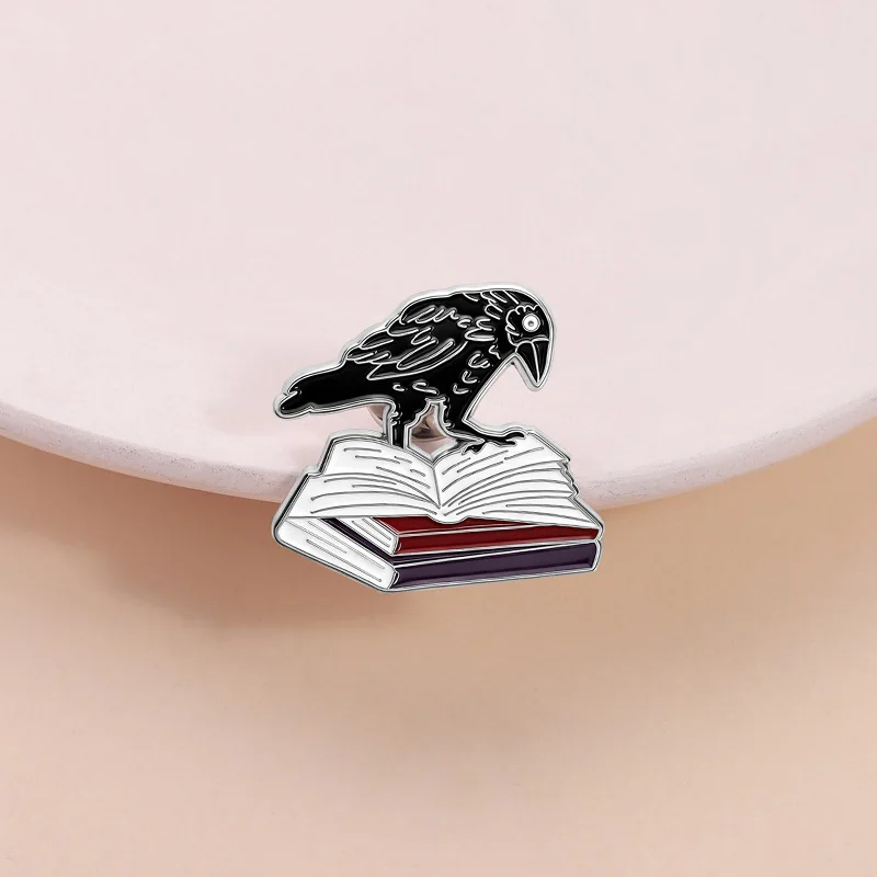 Cartoon Anime Schwarze Krähe Brosche Emaille-Pin Büchermotiv Tropföl-Pins Anstecknadeln Rucksack Kleidung Accessoires Modeschmuck