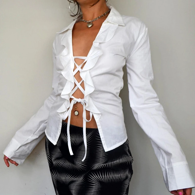 

Женская блузка в уличном стиле с белыми кружевными вставками, рюшами и плиссировкой, сексуальный топ с вырезами, весенний тренд, с отложным воротником, 2026