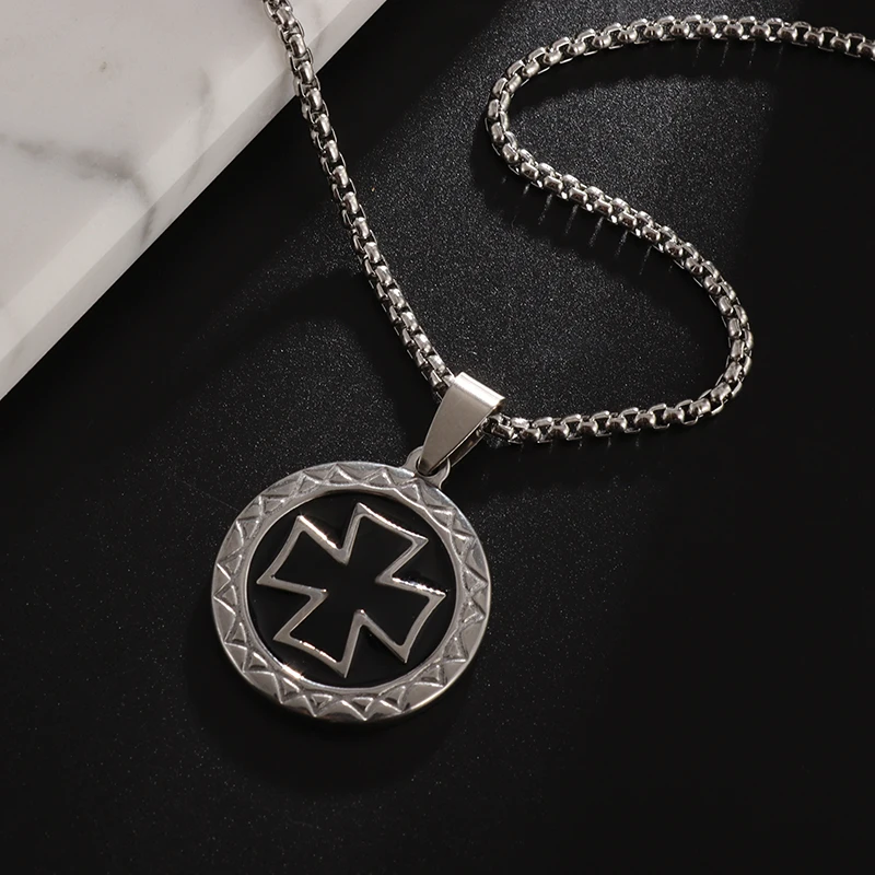 Exquisite Templar Cross Medal Round Pendant Necklace Men Women Lucky Amulet Trend Street Casual Stainless Steel Jewelry Gift