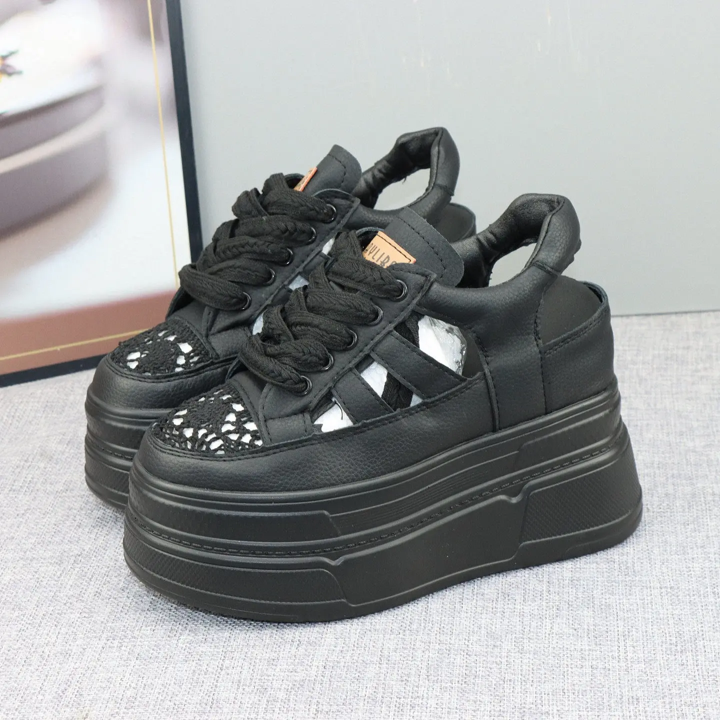 

Женские летние дышащие кроссовки на платформе с скрытым увеличением роста на 12 см, белые, с перфорацией, нескользящие, модные туфли с отверстиями