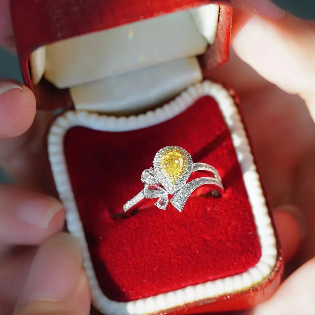 

Женское кольцо из серебра 925 пробы с желтым топазом 1 карат